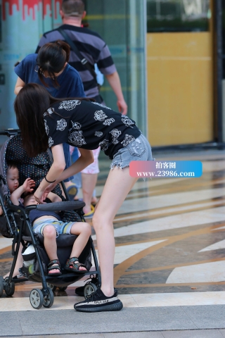 抓拍热裤年轻宝妈