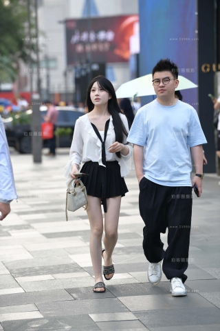 街拍超短裙小清新小姐姐