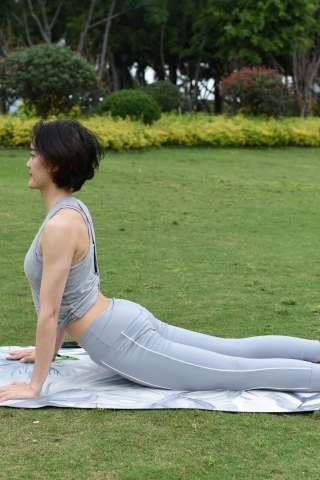草地上练习瑜伽