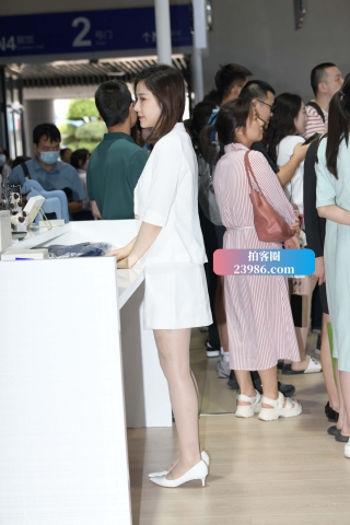 端庄的白裙礼仪小姐姐