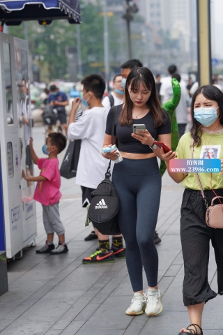 蜜桃臀紧身瑜伽裤小妹