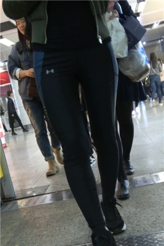 4K-超级紧身运动裤街拍美颜漂亮美女姐姐 [1.30 GB]（视频版）