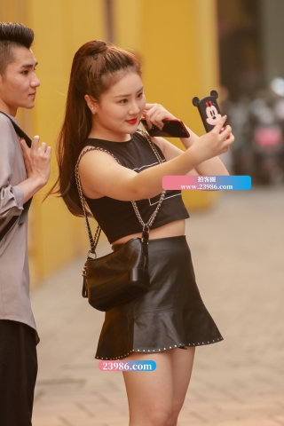 丰满多姿的雪白少妇