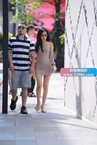 条纹T恤大哥的性感女友