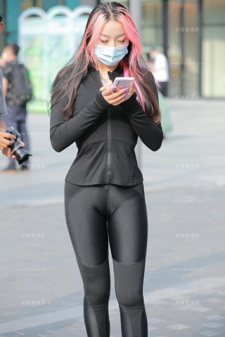 【玻璃街拍】黑色瑜伽裤小姐姐