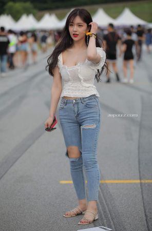 气质可人的街拍蓝牛小姐姐