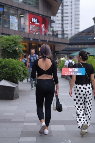 豪放黑色紧身裤美眉