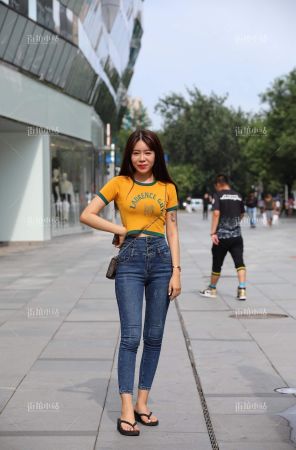 T恤衫紧身牛仔裤美女