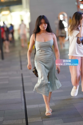 吊带长裙美眉
