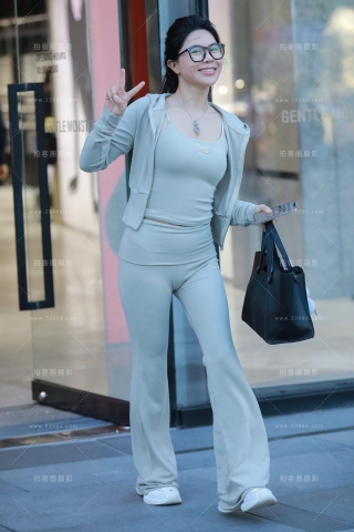 俏皮紧身裤美女