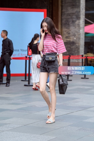 街拍苗条的条纹T恤小姐姐
