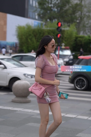 街拍性感粉色包臀裙美女