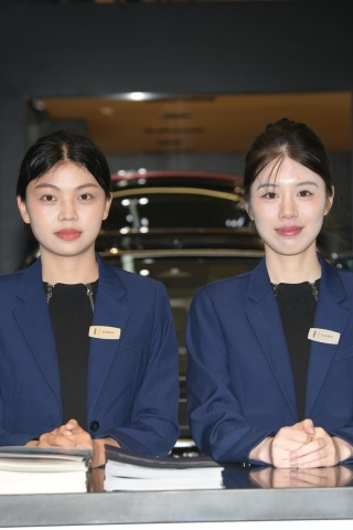 前台两位美美哒咨客美女