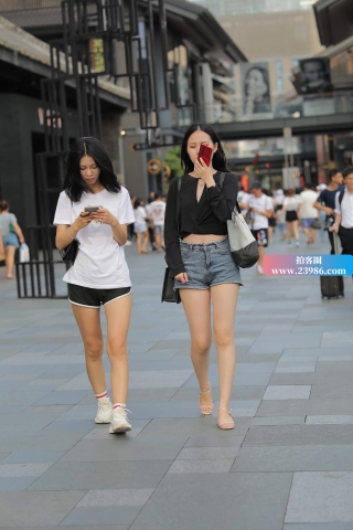 白皙美腿小姐姐