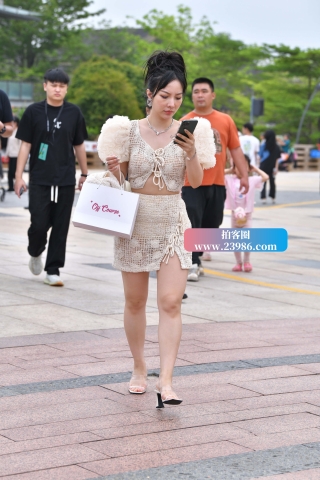 镂空短裙美腿姐姐