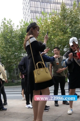 4K - 时尚气质街拍连衣裙高跟鞋美女 [1.37 GB/MP4]（视频版）