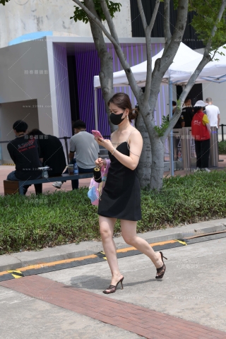 时装周吊带裙气质美女