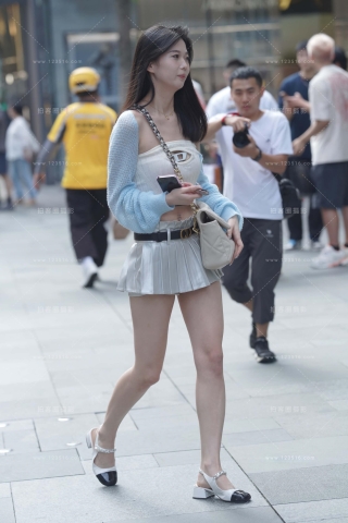 街拍超短裙小姐姐