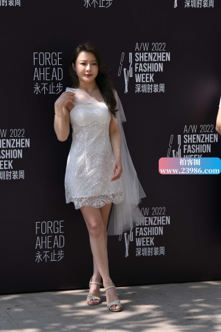 深圳时装周，时尚白裙女子