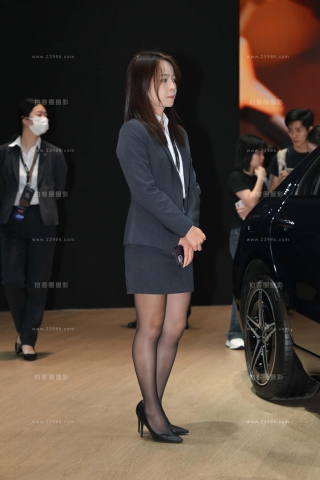 漂亮的汽车销售顾问