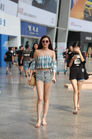 牛仔短裤长发MM