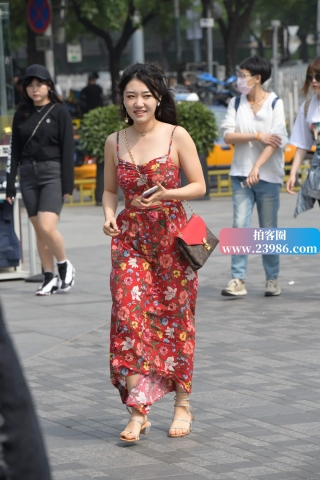 街拍花色吊带长裙美女