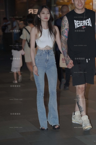 她有个高达威猛的男朋友