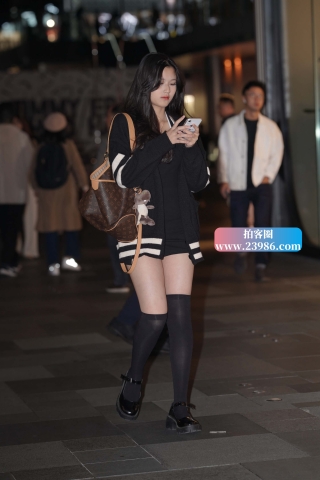 夜拍黑色长筒袜小姐姐