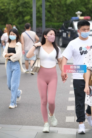 街拍粉色紧身裤女友
