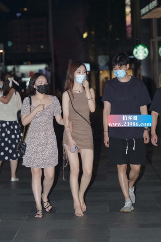 街拍白皙玉腿小姐姐