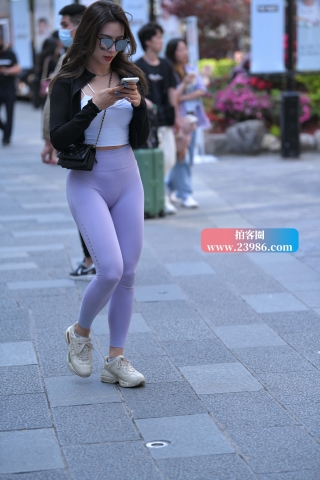 淡紫色紧身瑜伽裤美女