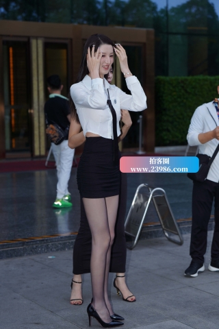 纤细大长腿美女