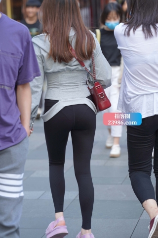 黑色弹力裤美眉