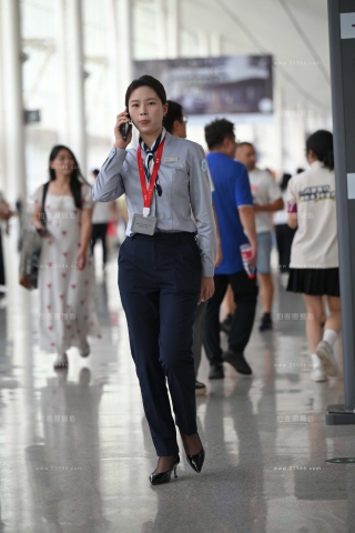 接电话的长裤美眉