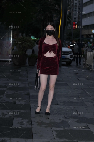 夜拍暗红色短裙美眉