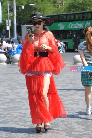 街拍性感红色薄纱美s妇