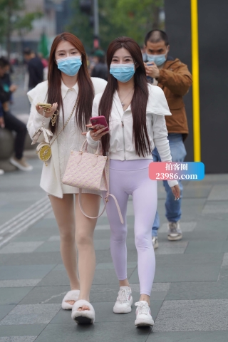 微笑的紧身女孩