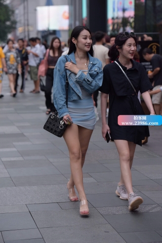街拍超短包臀裙大美女