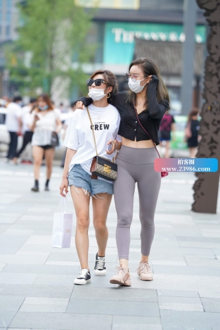 灰色紧身瑜伽裤美眉