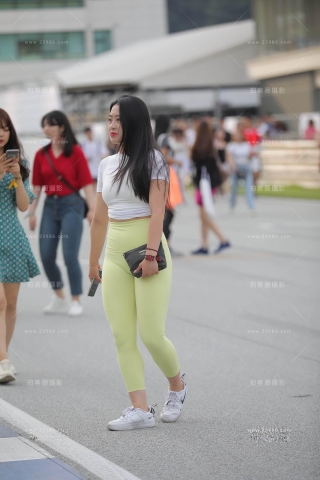 街拍浅黄色紧身裤妹子