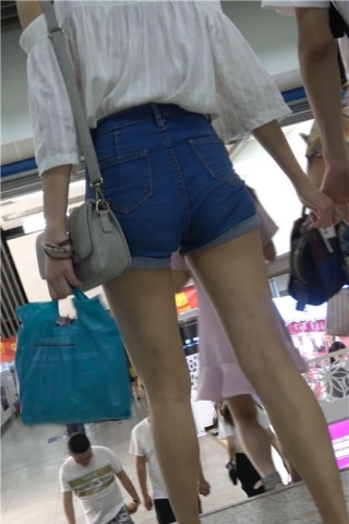 4k-高腰牛仔热裤白衬衫高挑街拍美腿 [975 MB]（视频版）