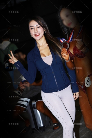 蓝衣浅色紧身运动裤美女