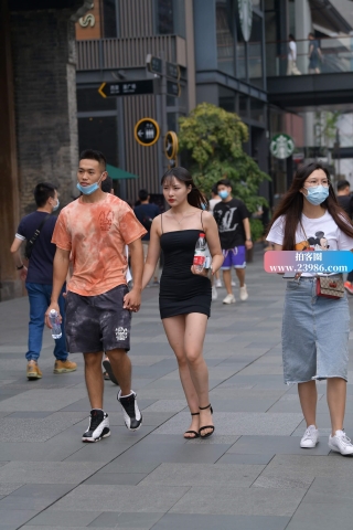 小家碧玉娇小包臀裙女友