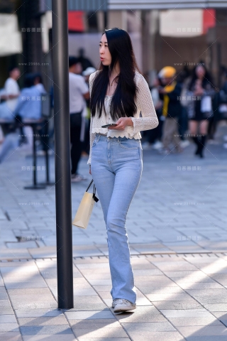 ★高挑浅色牛仔裤美女