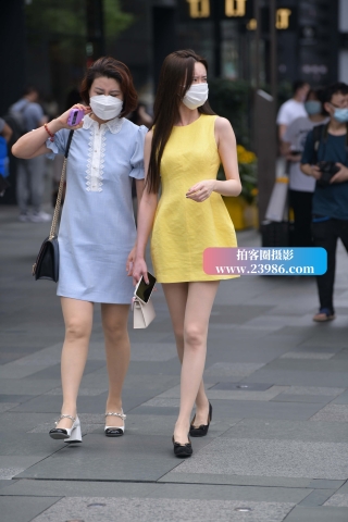 街拍黄色群R丝美腿姐姐