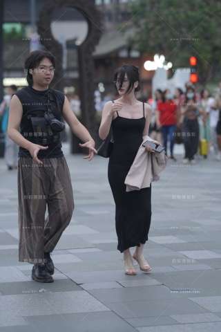 街拍黑色吊带裙眼镜妹~