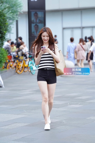 街拍条纹衣服美眉