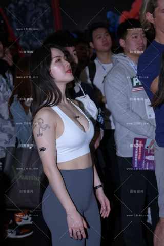 丰满的紧身瑜伽裤