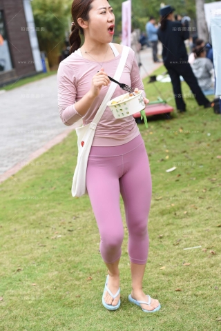 街拍粉色瑜伽裤美女