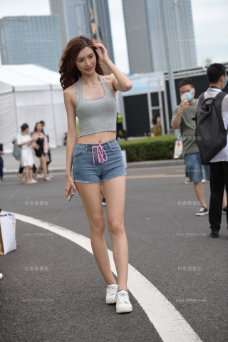 街拍牛仔热裤大长腿小姐姐